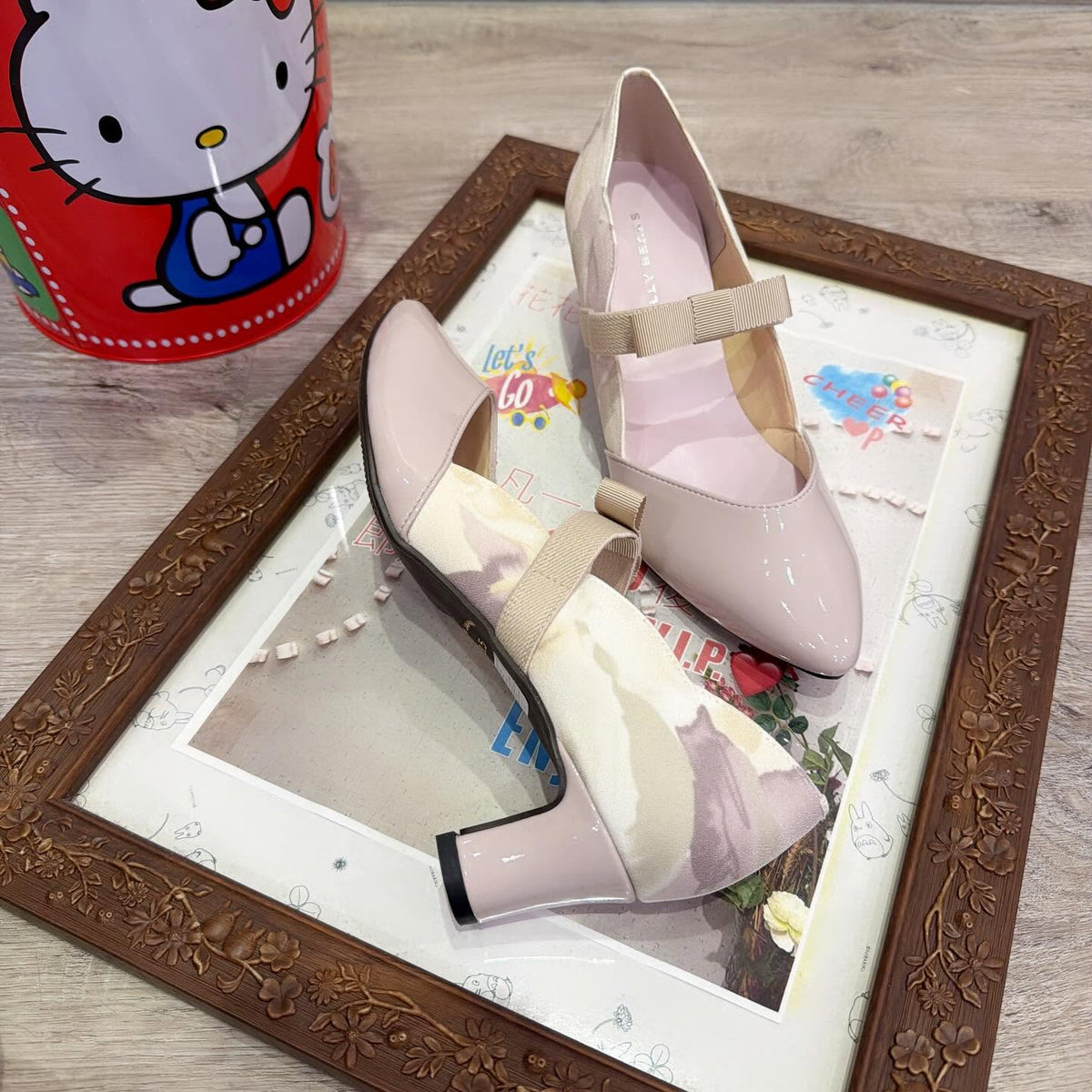 ❤️開心價$585 VIP$567 🇯🇵新品 日本製JELLY  BEANS 5cm 高踭鞋 125-61136 漆皮拼花紋布料 內包棉布好著 蝴蝶橡根搭帶好優雅 正常碼 淺灰色/粉紅色/黑/藍 4色入