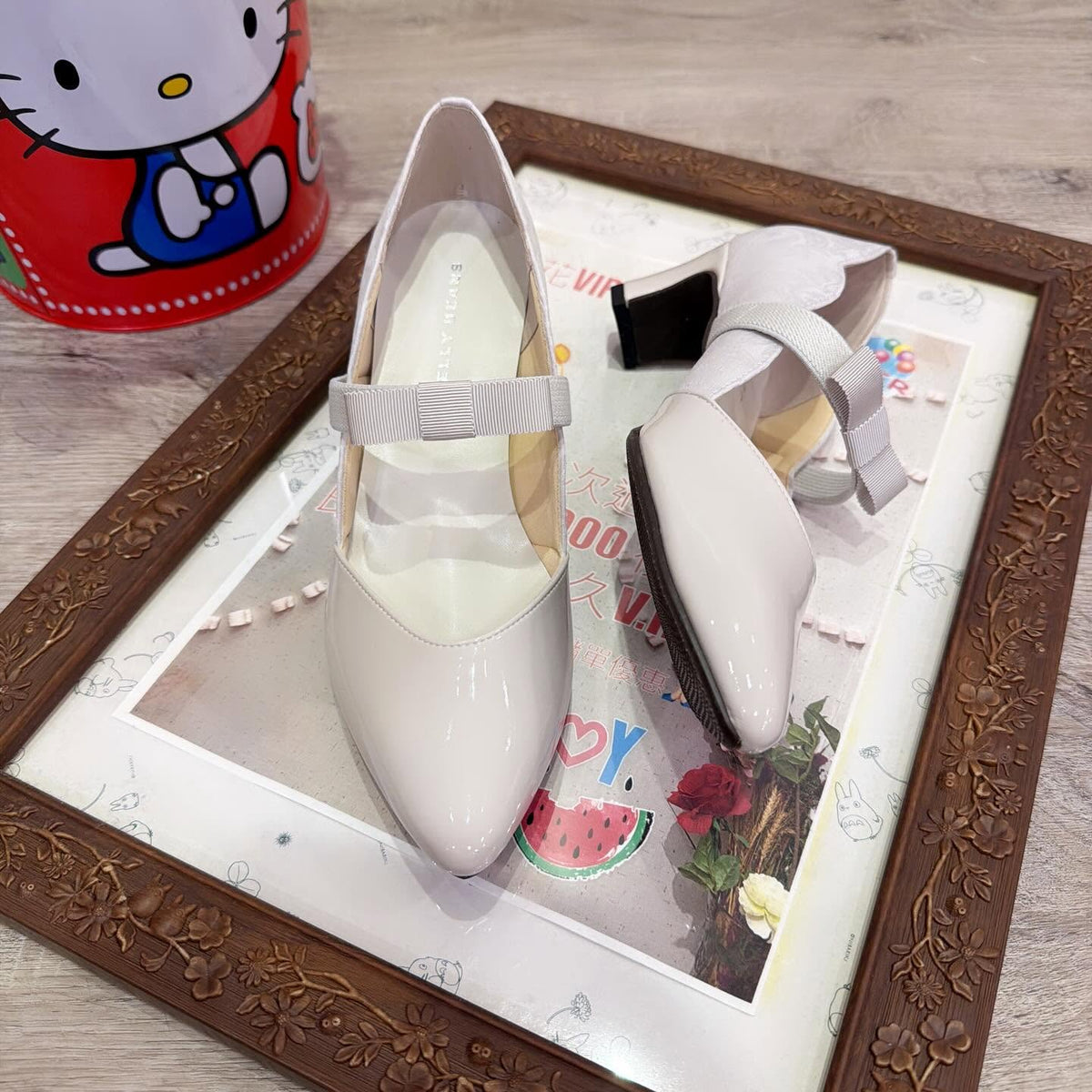 ❤️開心價$585 VIP$567 🇯🇵新品 日本製JELLY  BEANS 5cm 高踭鞋 125-61136 漆皮拼花紋布料 內包棉布好著 蝴蝶橡根搭帶好優雅 正常碼 淺灰色/粉紅色/黑/藍 4色入
