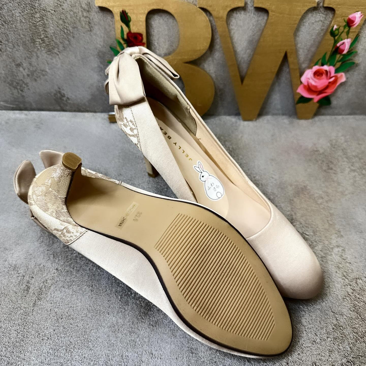 On Sale❤️快閃⚡️$585 VIP$567 🇯🇵 新品JELLY BEANS 7.5cm 高 高跟鞋 👠 後踭及鞋踭拼喱士 立體蝴蝶結吊閃石高貴 204-59040 好好著白兔🐰仔系列 米/黑/紺3色入