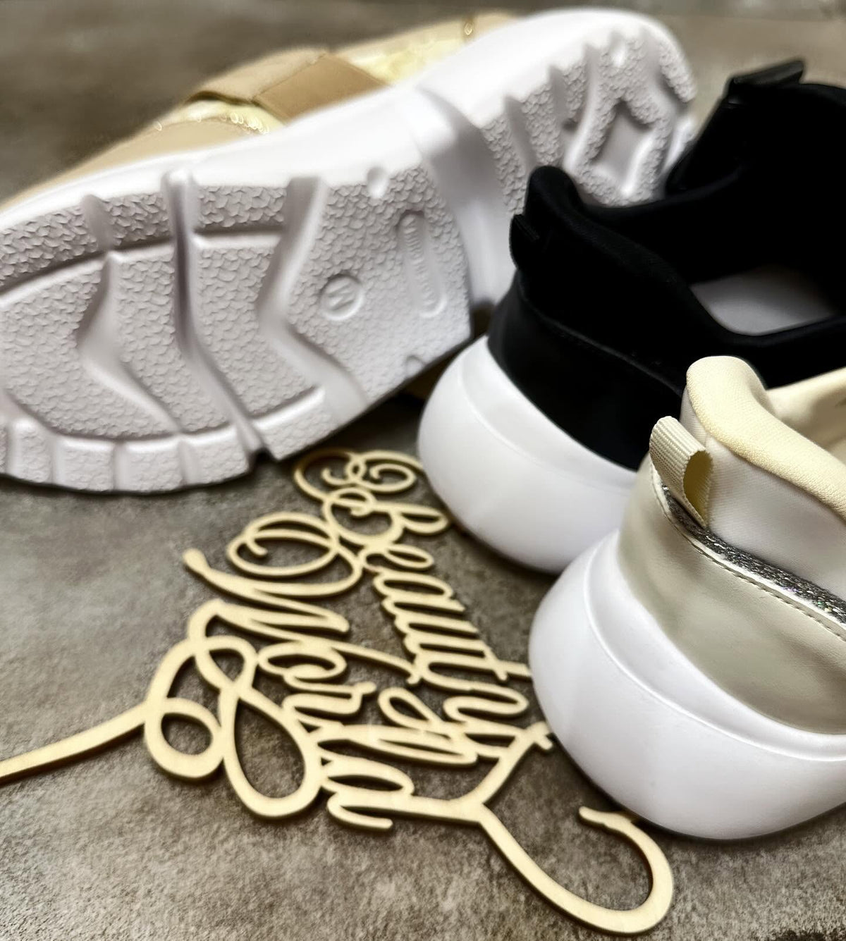 ❤️$399 VIP$380 🇯🇵新品 JELLY BEAMS 4cm高厚底休閒鞋 內包棉布好舒服 蝴蝶結可拆  合成皮拼喱士再加幼閃邊 呢款偏大 215-56181 米/黑/杏3色入