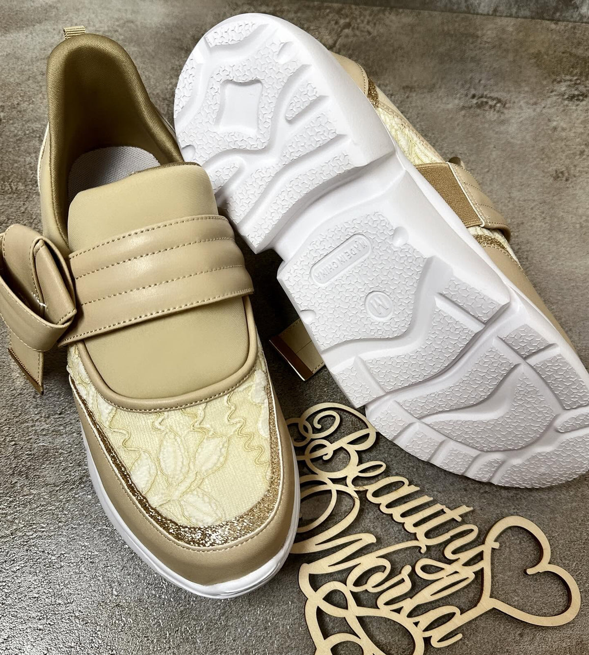 ❤️$399 VIP$380 🇯🇵新品 JELLY BEAMS 4cm高厚底休閒鞋 內包棉布好舒服 蝴蝶結可拆  合成皮拼喱士再加幼閃邊 呢款偏大 215-56181 米/黑/杏3色入