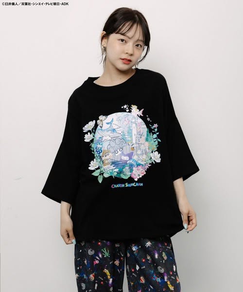 ❤️$370 VIP$350 🇯🇵 新品 ScoLar 全綿上衣 462017 正面飾有蠟筆小新家族x ScoLar  神秘探索奇幻世界印花圖案 背面飾有簡單標誌圖案 黑色入