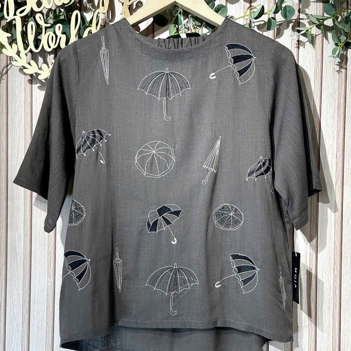 快💨閃$168 🇯🇵 新品MOJA混麻涼爽料上衣 778017 刺繡雨傘☂️圖案 米/綠/灰3色入
